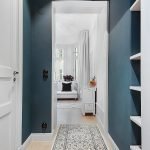 Kombinasjonen av blå vegger og hvite døren