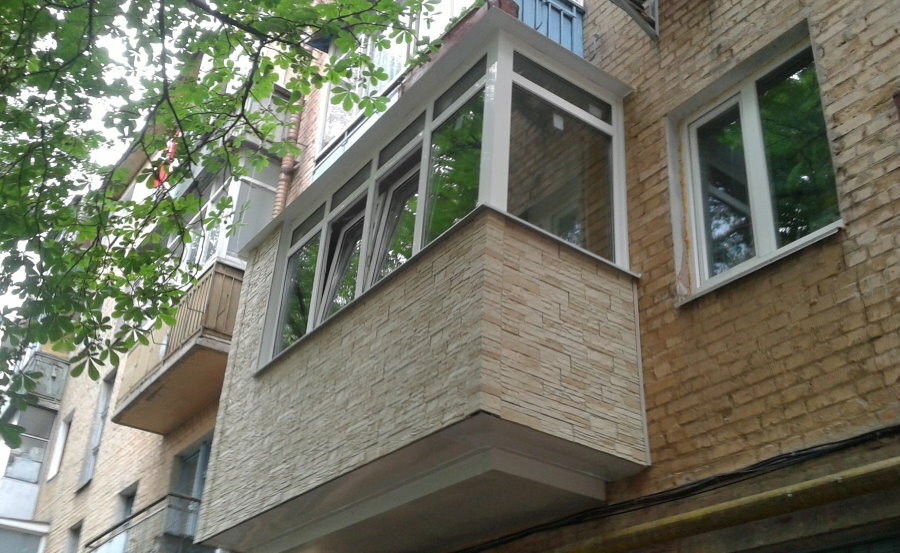 Išorinė balkono apdaila dirbtiniu akmeniu