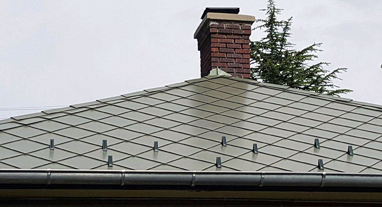 Die Installation erfolgt beim Verlegen von Dachmaterial