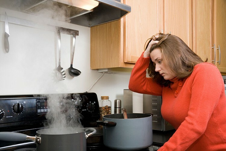 Campanas para la cocina con ventilación en la ventilación: una solución simple a un problema desagradable