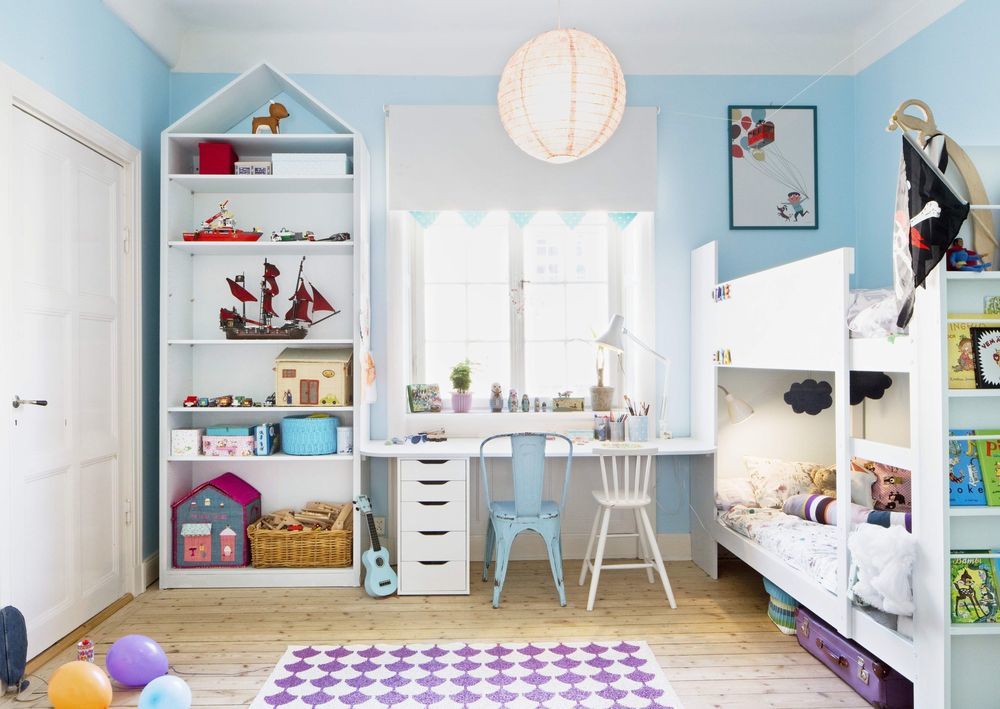 Stolík pri okne v detskej izbe: fotografické príklady dizajnu v kombinácii s nábytkom