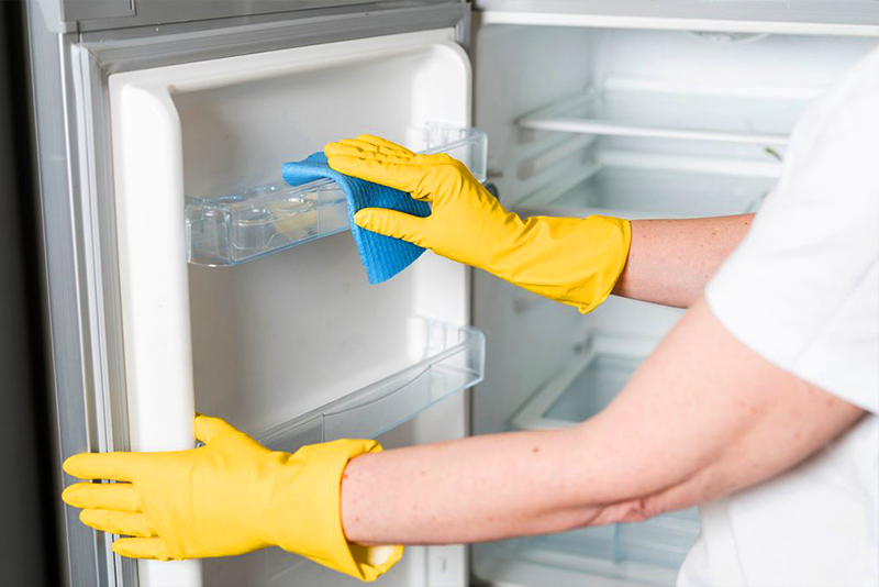 Afrim køleskabet regelmæssigt og forsigtigt for at undgå nedbrud.