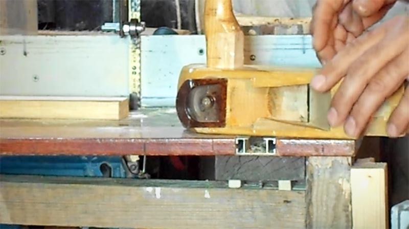 The handle of the planer should be moved to the front to the right side