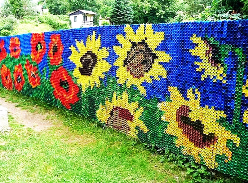 Vous pouvez décorer une clôture en maille ordinaire avec des couvertures lumineuses.