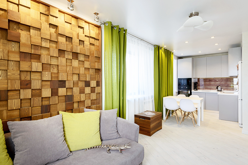 Diluer les éléments en bois de couleur verte - les rideaux verts en matériau dense de haute qualité s'intégreront parfaitement dans l'éco-intérieur