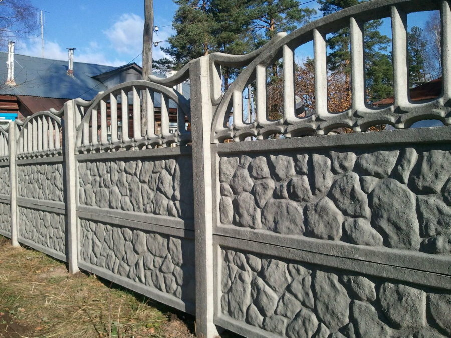 Clôture en béton gris avec partie décorative