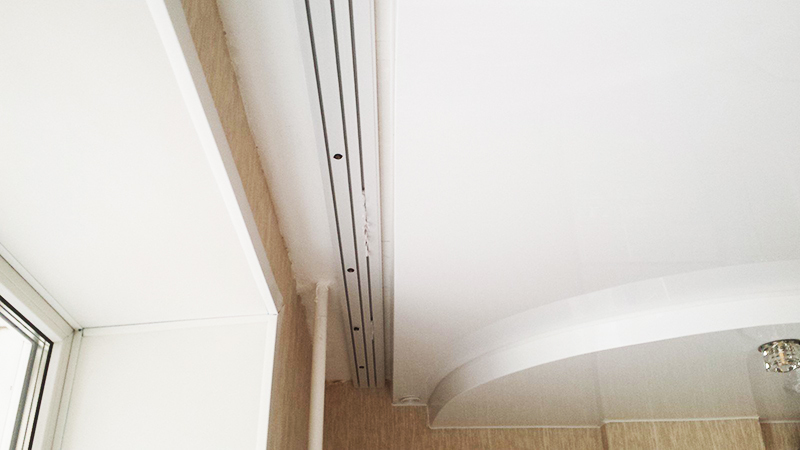 Okna potřebují krásný design: jaké jsou tyče stropních závěsů