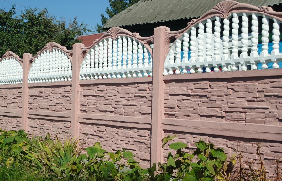 Peindre une clôture en béton armé avec de la peinture à l'eau