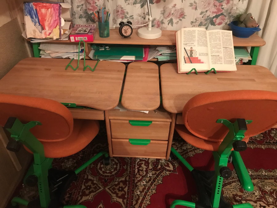Školski stol-transformator za dvoje djece u sobi Hruščova