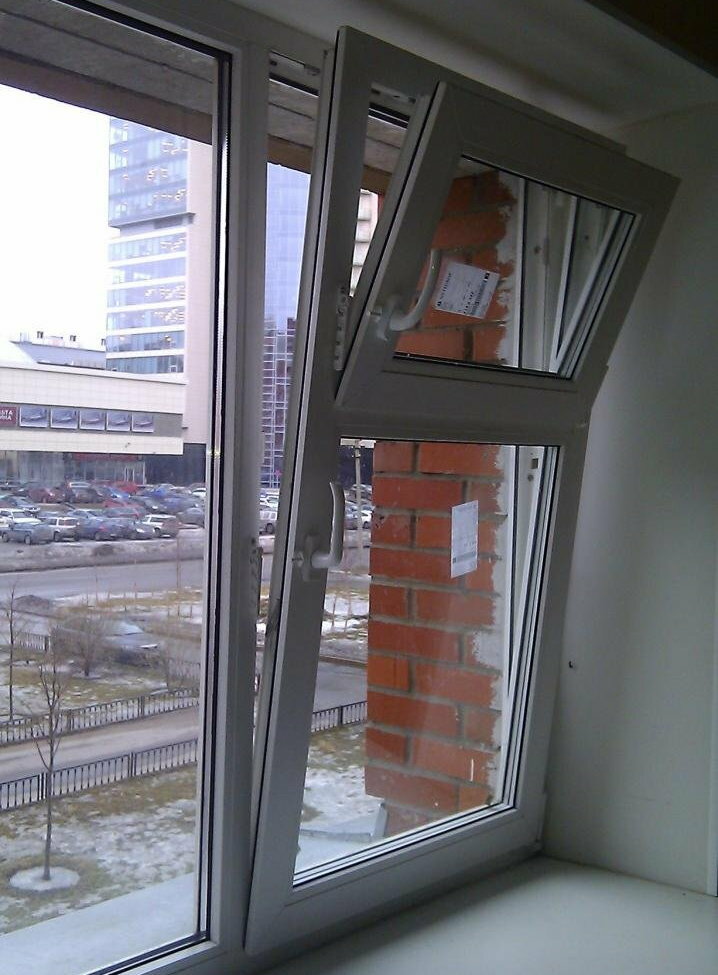 Balkonu havalandırmak için havalandırmalı plastik pencere