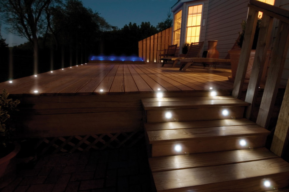 Luzes embutidas em degraus de madeira do terraço