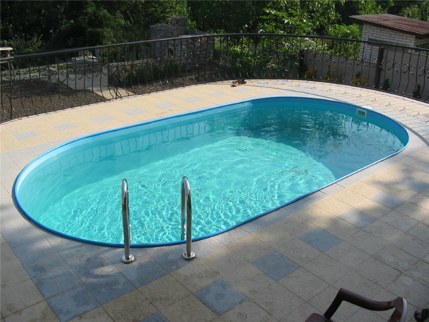 Uma pequena piscina estacionária em sua casa de verão