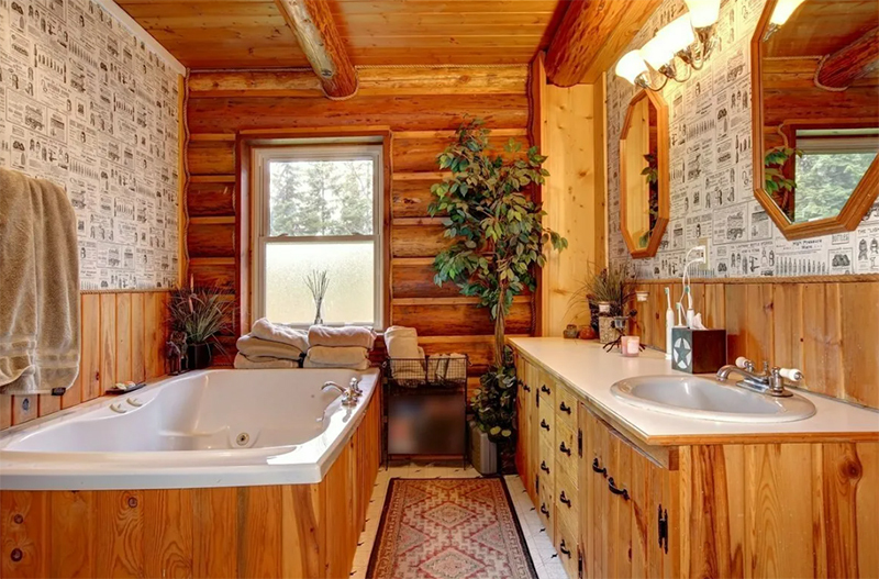 Badewannenabtrennungen aus Holz verleihen dem Innenraum eine Ähnlichkeit mit einer Sauna oder einem Bad. Es ist sinnvoll, sie mit Regalen gleicher Stärke zu ergänzen und einen Nachttisch unter der Spüle zu machen