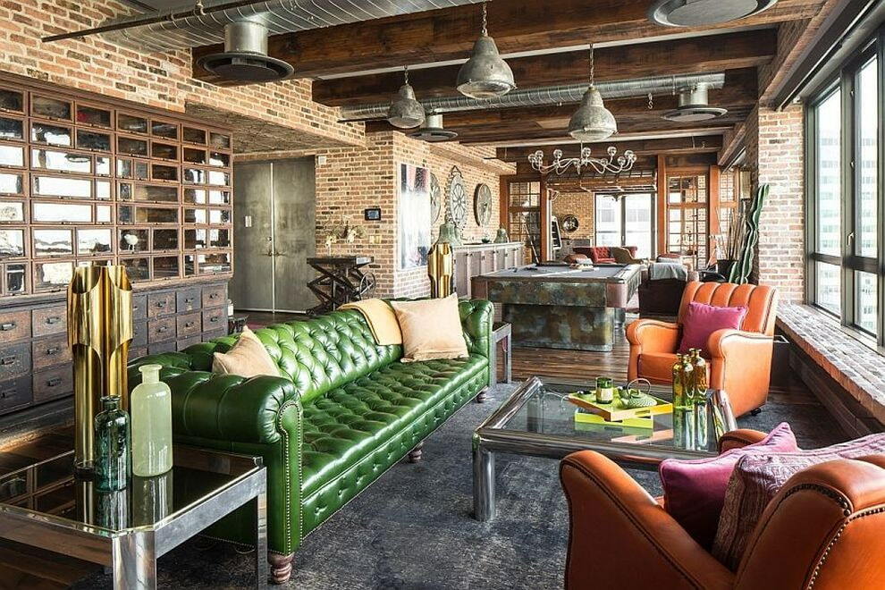 Grünes Sofa in einem Loft-Interieur