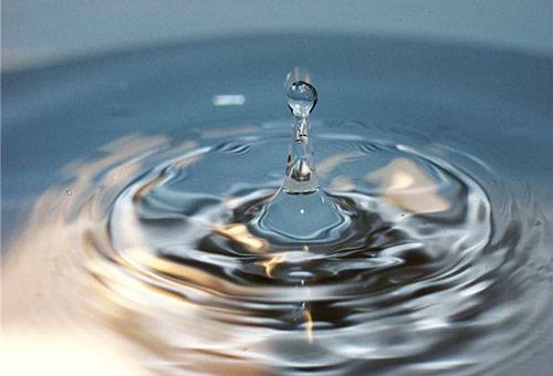 Wie man Wasser vom Eisen in einer Wohnung oder einem Häuschen von einem Brunnen saubermacht?