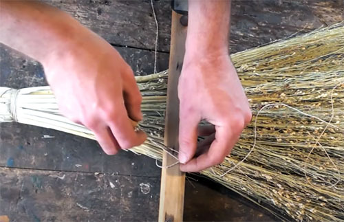 Como e de que são feitas as vassouras para varrer o chão: dicas para fazer