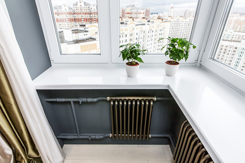 Een gewone kunststof vensterbank kan gemakkelijk een bureau in een woonkamer of kinderkamer vervangen