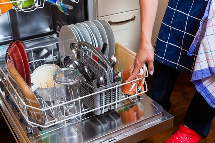 Never place dishes with meat bones or large amounts of food in the dishwasher container.