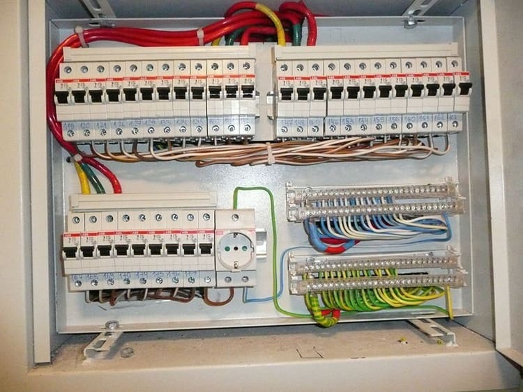 Ungt elektrikerkursus: gør-det-selv ledningsudskiftning i en lejlighed