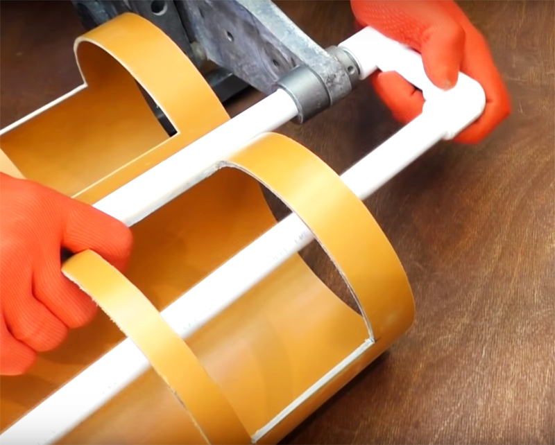 Wenn Sie ein Werkzeug zum Heißlöten von Kunststoffrohren haben, verwenden Sie es zum Befestigen der Griffteile, wenn nicht, verwenden Sie eine Klebepistole