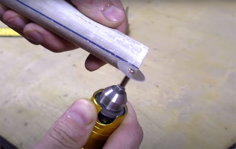 Cortar plástico é fácil com a broca dentada Dremel. Você também pode usar uma faca, mas tome cuidado com uma lâmina afiada