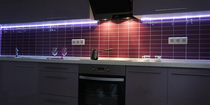 LED-belysning i skåp i lamporna köksarbetsområdet för att hjälpa värdinnan - och nackdelar