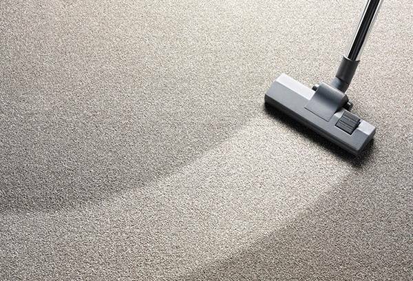 Trockene Teppichreinigung zu Hause: die beliebtesten Methoden