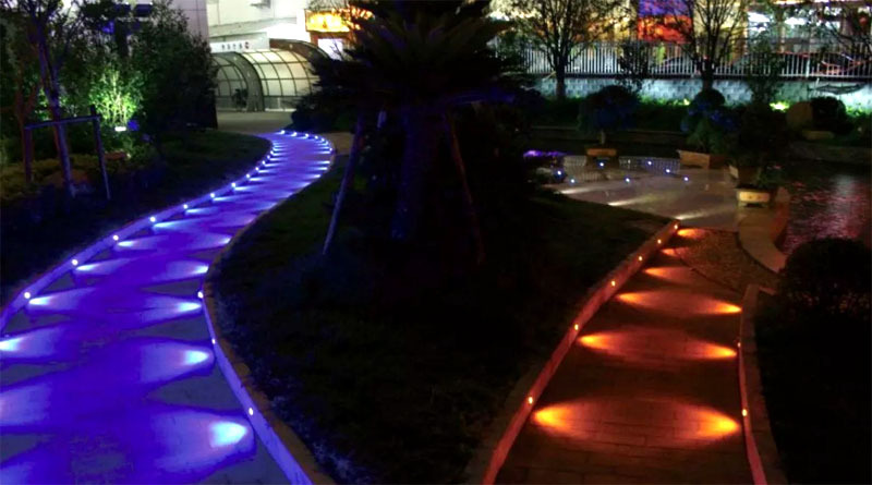 Skutečná pohádka: tlumené podsvícení zahradních cest ve dvou barvách