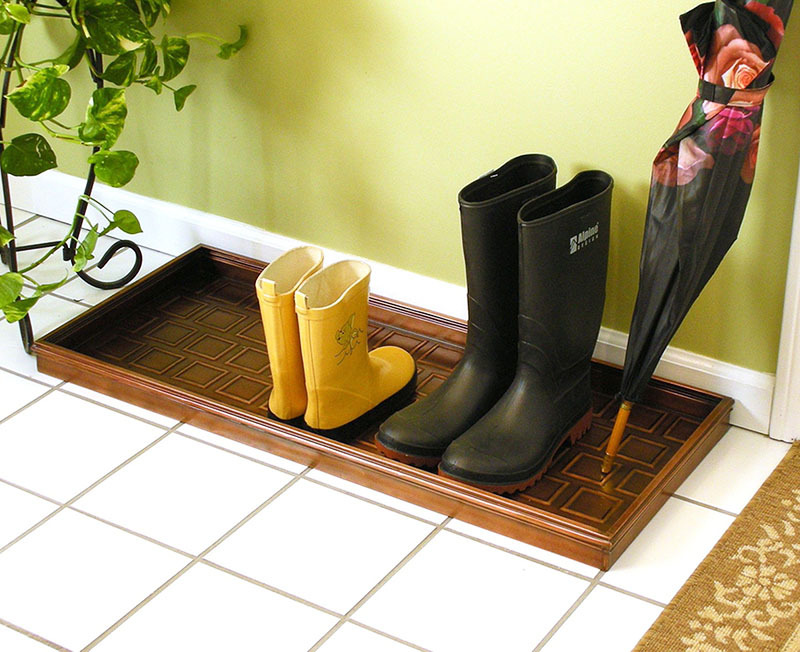 The most convenient option for cleaning is a plastic pallet. It is easy to wash it, and if the shoes are wet, the puddle will not spread all over the floor.