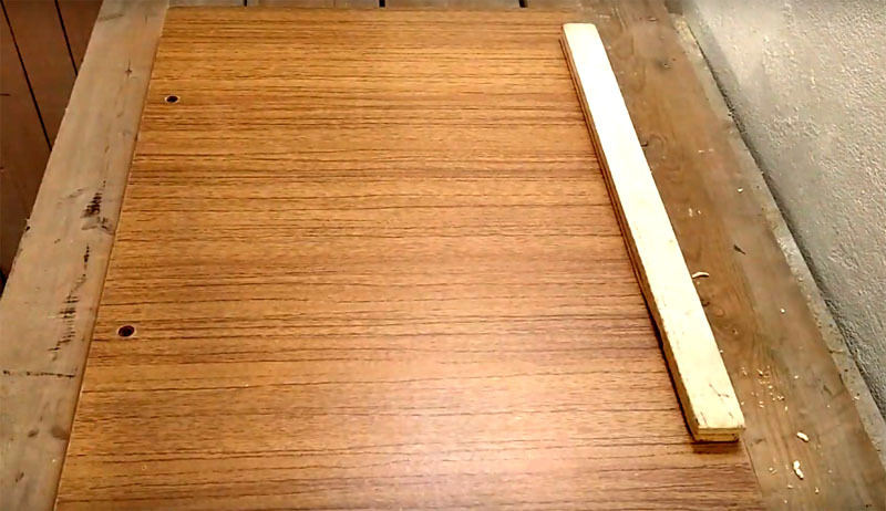 Vend derefter bordpladen og skru den anden planke på den modsatte kant på den anden side.