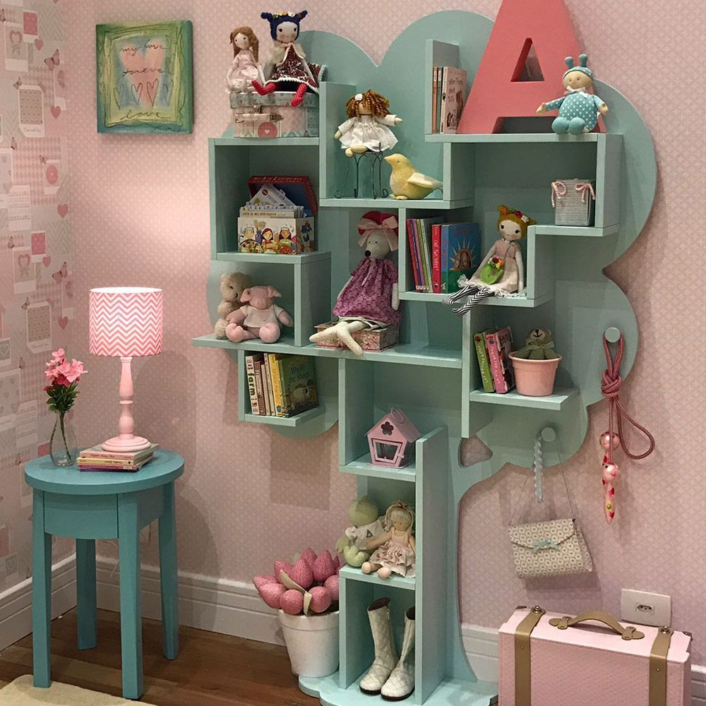 Półka w postaci drzewa w pokoju dziewczynek