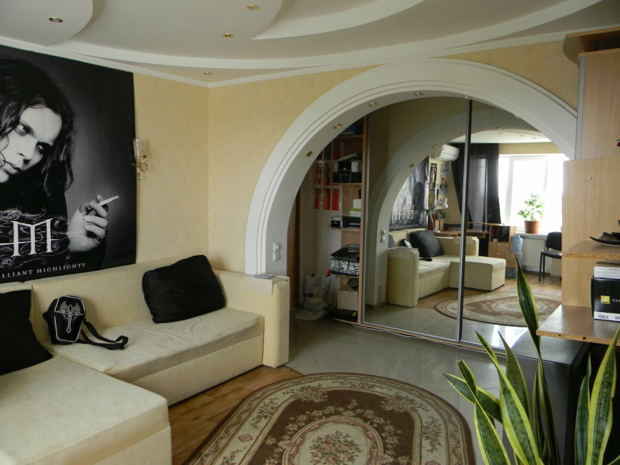 Koridor ve oturma odası arasındaki asimetrik kemer