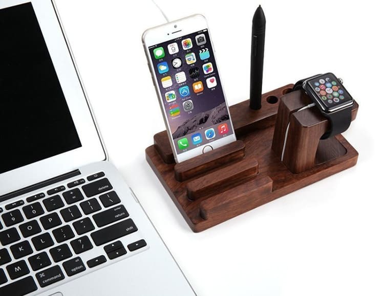Up to three smartphones can be stored on the multifunctional stands at the same time.