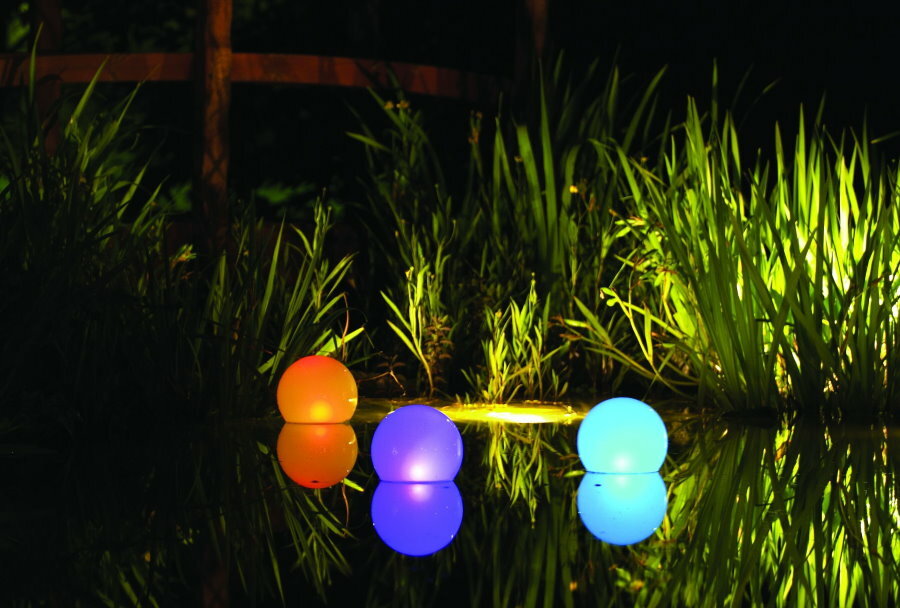 Linternas flotantes multicolores en la superficie del estanque.