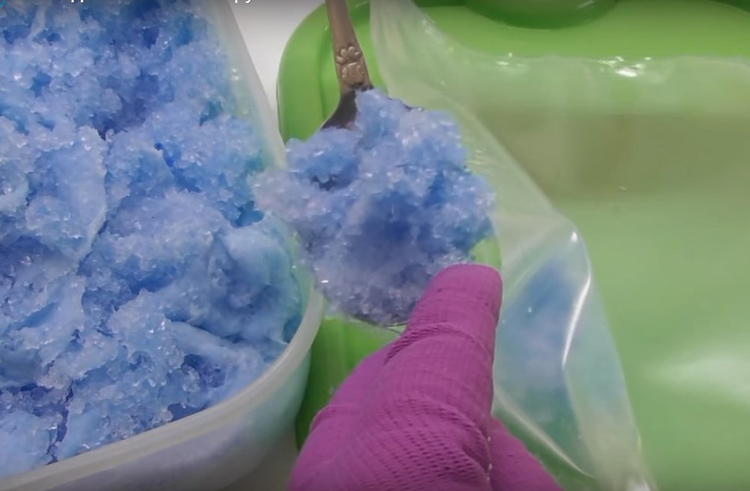 Gut plenky a zadávání naplněné vodou gelové granule připravené v plastových sáčcích