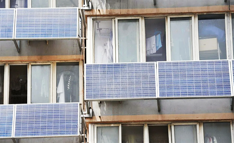 Puede colocar paneles solares contra la pared o en el balcón, si no se usan como principal, sino como fuente de energía adicional