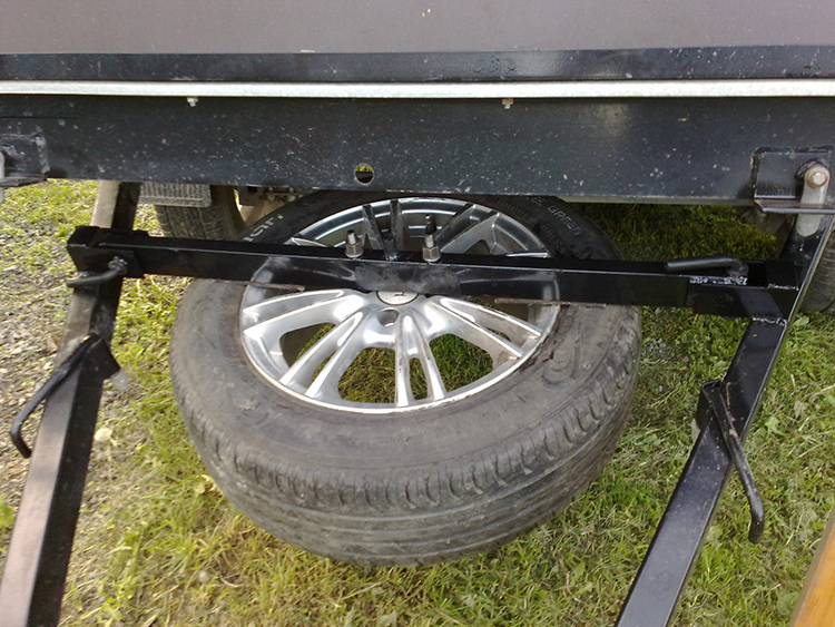 The spare wheel can be secured in different ways