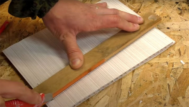 Coupez une bande du panneau sur toute la largeur, mais d'un côté environ 6 cm de haut et de l'autre - 8 cm