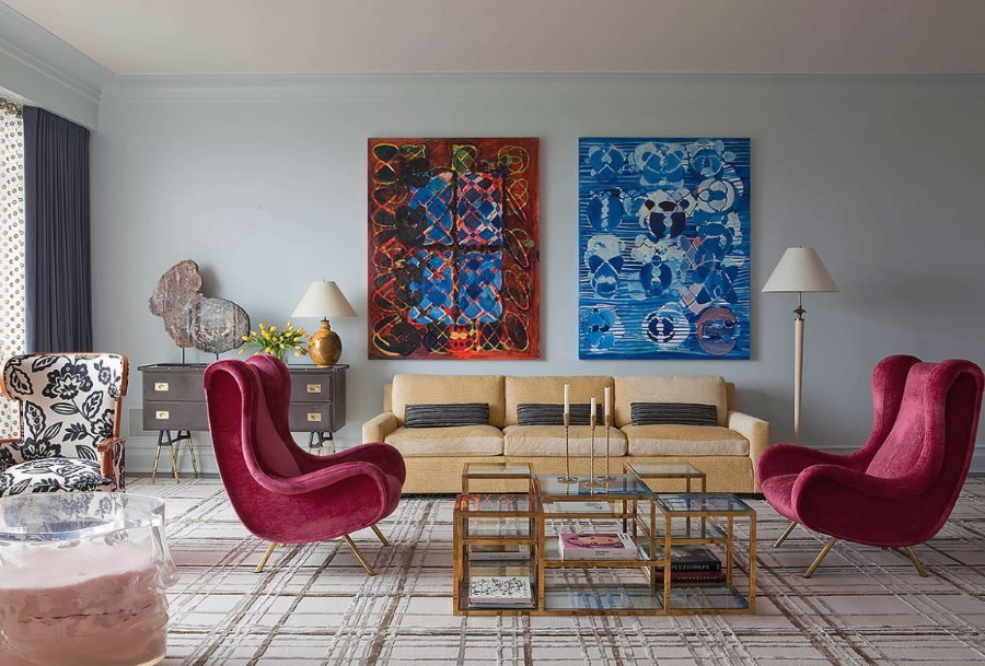 Skaistas gleznas dzīvojamās istabas interjerā