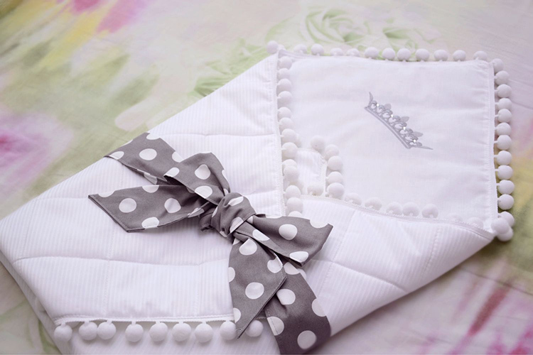 Why it is worth stitching an envelope for a newborn's discharge with your own hands