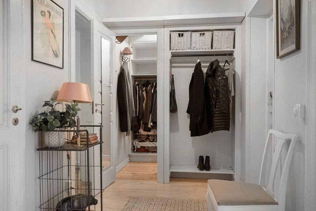 Kombinert garderobe i gangen med hvite vegger