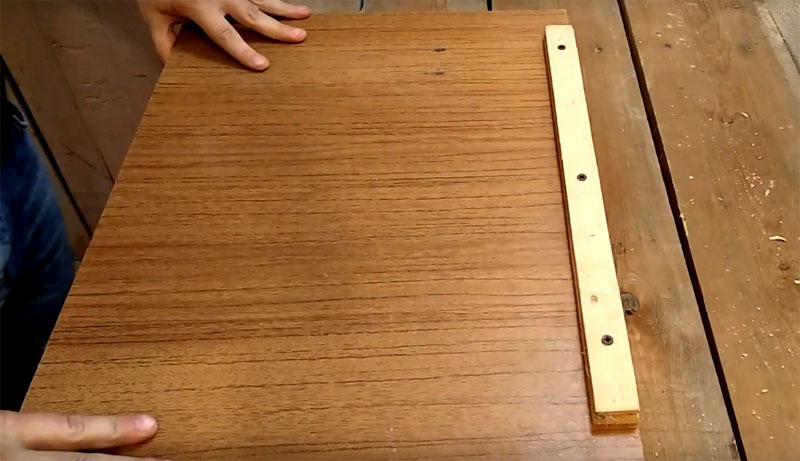 Plasser den på skrivebordet slik at den nederste planken hviler mot kanten av skrivebordet.