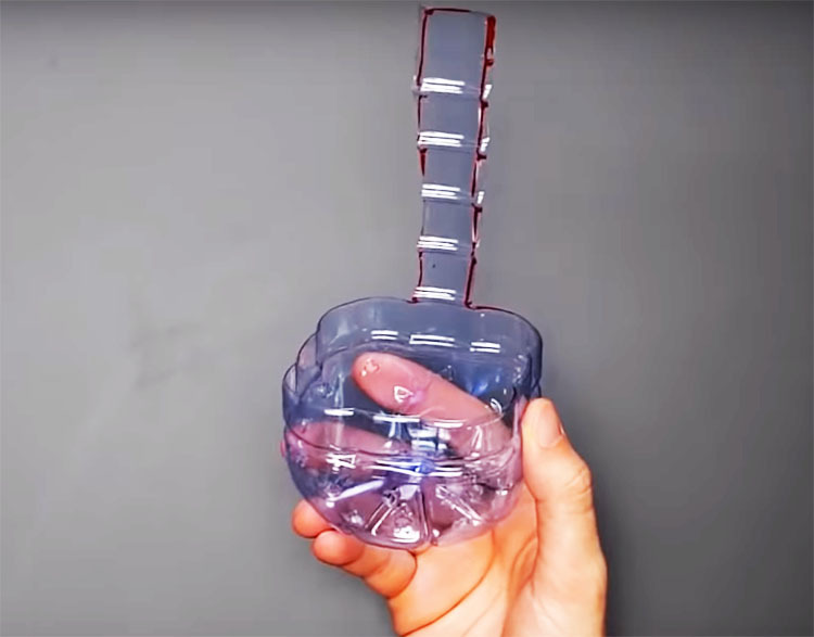 Iškirpkite buteliuką taip, kad gautumėte ekspromtinį čiulptuką su rankena, pagaminta iš to paties plastiko