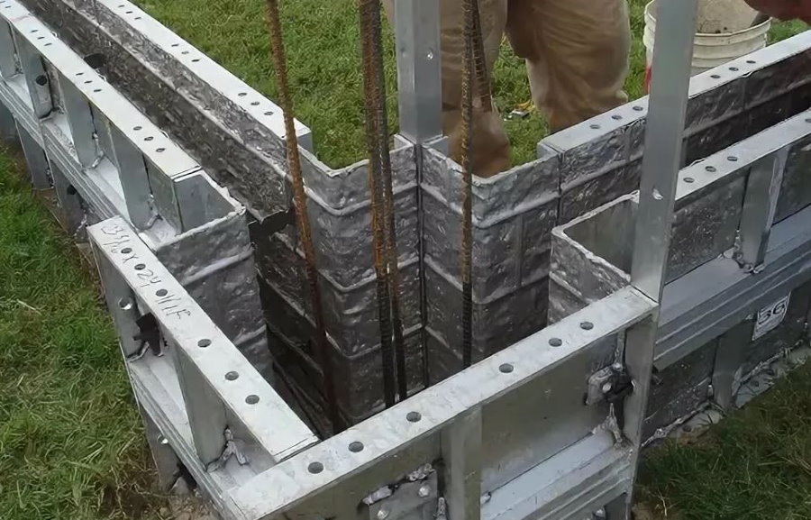 Fôrma para lançar uma cerca de concreto monolítico