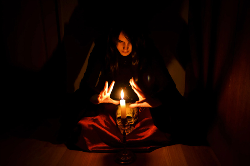 Nebo kdo ví, za zataženými závěsy, jaká strašlivá tajemství uchováváte a jaké rituály praktikujete při svíčkách?