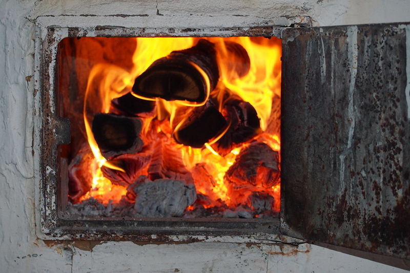 Brennendes Holz im Ofen