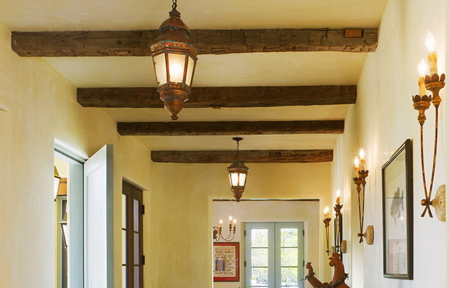 Vintage svetilke na stropu hodnika v podeželskem slogu