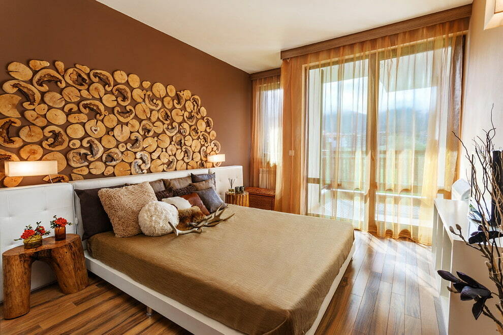 Dekor z lesenimi žaganimi stenami v spalnici