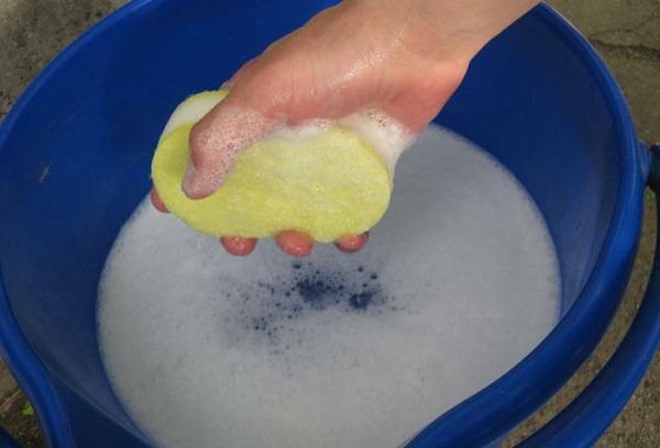 איך ומה לשטוף את לוחות פלסטיק בחדר האמבטיה: כלי שימושי יעיל