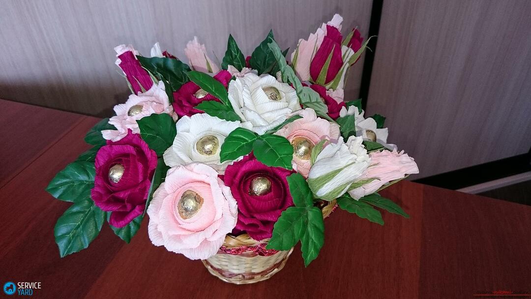 Blumen aus Servietten mit Süßigkeiten mit ihren eigenen Händen